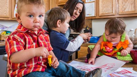 «Όλη μέρα κάθεσαι, σιγά τις δουλειές που έχει ένα σπίτι»: μια μαμά απαντάει με μοναδικό τρόπο στον άντρα της